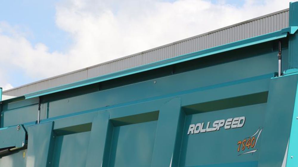 Rolland propose de choisir le côté où sera installée la rehausse hydraulique sur la benne 7840. © P. Denis